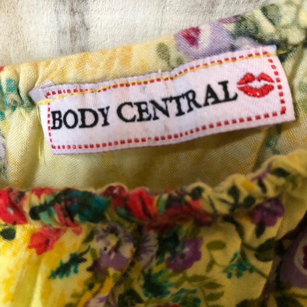 Women’s floral off the shoulder Romper - Picture 3 of 3